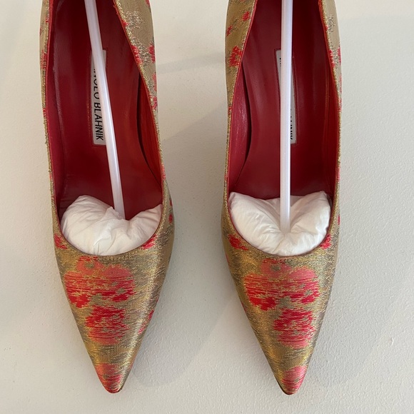 Manolo Blahnik BB 90 Fabric Pump - Picture 3 of 6